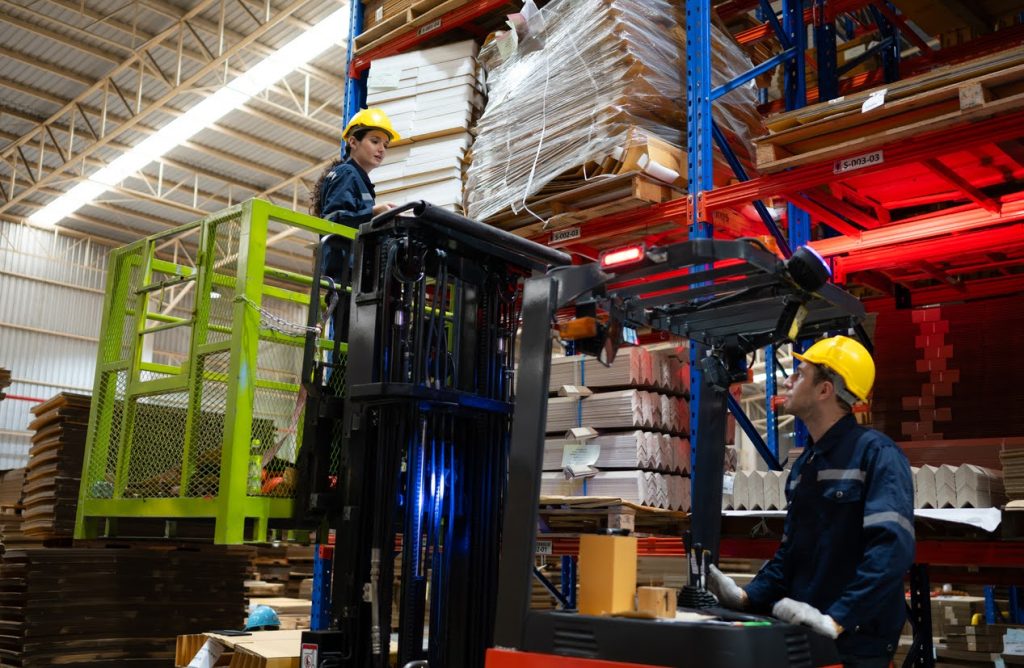 Difference between Counterbalance Forklift and Reach Forklift