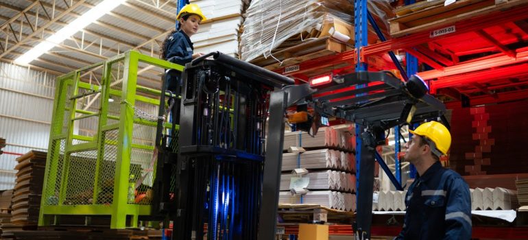 Difference between Counterbalance Forklift and Reach Forklift